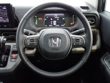 ハンドル左側にはオーディオ操作が出来るオーディオリモートコントロールスイッチ、右側にはHonda SENSINGとオートクルーズコントロールのスイッチを装備!