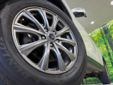 【17インチアルミホイール】外観にマッチしたアルミホイールを装着しております。各種アルミホイールや、スタッドレスタイヤも取扱いしております。是非ご相談ください♪