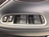 運転席のスイッチで全てのウィンドウの開閉操作を行うことができます。ロックボタンをONにしておくと、運転席以外のウィンドウは作動しないのでお子様を乗せているときなども安心ですね♪