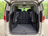 普段のお買い物や通勤、送迎等に十分な荷室スペースを確保しております。3列目を跳ね上げると、大きな荷物の積載も可能です♪
