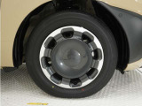 ホイールキャップを装着したスチールホイールです♪ホイールが鉄製なので耐久性があり、お手入れも簡単です。