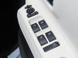 パワーウィンドウは運転席のスイッチのみオート機能も装備!お子様が一緒の時も安心のウィンドウロック付き♪更にドアミラーは電動式の角度調整&格納機能付きなので狭い所で大活躍!