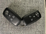 スマートキーを装備しています☆カギをカバンやポケットに入れて頂いた状態でドアロックの開閉やエンジンスタートをして頂けますよ!とても便利な装備です!