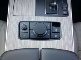 【コマンダーコントロール】  マツダコネクトを手元で操作するスイッチ&ジョグダイヤル。姿勢を変えずに、まっすぐ前を見ながら操作ができます。