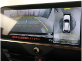 パノラミックビューモニター装備!トップビュー&フロントビュー・車両に取り付けたフロントとサイドとバックのカメラ映像を合成して画面上に表示させることで、低速時の運転を補助する装置です。