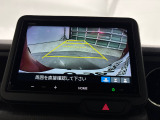 後退時に車両の後ろ側をモニター画面に表示します。車庫入れが苦手な人もこれで安心♪