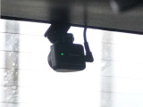この車にはリアにもドライブレコーダーを装備しております◆映像・音声などを記録する自動車用の装置です。 もしもの事故の際の記録はもちろん、旅行の際の思い出としてドライブの映像を楽しむことができます。