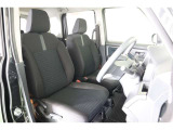 厚みがあって、座り心地のいいシート。運転席も助手席もリラックスしてゆったりと座れます。