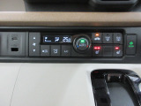 オートエアコンは操作が楽々♪フロント左右シートヒーターも装備しています。USBジャック付きです。