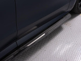 ディーラーオプションの電動サイドステップを装備しております。負担が少なく乗降が可能になります。ルーフへのアクセスも良くなるため、キャリアを付けたときや洗車時にも足場として使えます。
