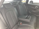 後席も使用感はさほど感じず、運転席・助手席同様に清潔感があります。後席シートもしっかりと作り込まれていますので、座り心地も悪くありません。是非、実車にてご確認下さい。