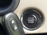 【キーレススタートシステム】カバンやポケットに入れたままでもドアの施錠・解錠が可能なスマートキーを装備。エンジンのオン・オフ時もカギを取り出す必要が無いからとっても便利です♪