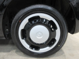 タイヤはスチールホイールで純正のホイールカバーを装着しています。