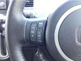 ハンドルにオーディオの操作スイッチが装備されています!視線を前方から外さずハンドルから手を離さずに操作できるのでとっても安全ですね♪