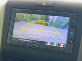 【バックカメラ】駐車時に後方がリアルタイム映像で確認できます。大型商業施設や立体駐車場での駐車時や、夜間のバック時に大活躍!運転スキルに関わらず、今や必須となった装備のひとつです!