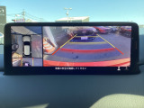 狭い場所での駐車やすれ違いなどでより的確な運転操作に役立つ360&deg;ビューモニターが装備されています。