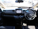 操作性に優れた運転席となります!小物入れや各ボタンの配置にこだわり、使いやすいです!座り心地もよく視認性も良好なのでロングドライブもお任せ下さい!