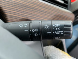 ■オートライト■車外の明るさに応じて、自動的にライトの点灯・消灯をしてくれます。トンネルが続くような道でも、いちいちライトスイッチを操作する必要がありません。消し忘れの心配もありません。