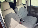 アイボリーカラーの前席は、フロントベンチシートタイプです