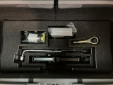リヤには「いざ」という時のための工具が装備しております。ジャッキ・ナットレンチ・タイヤパンク修理キット・ミニコンプレッサーなどのお助けキットです。