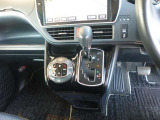 助手席への移動もスムーズにいけるインパネシフトを採用!足元が広々、ゆったり!また小物入れにもこだわりがあります。収納力もお任せ下さい。散らかりがちな車内もスッキリ!