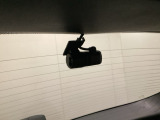 後方にもドライブレコーダーのカメラが付いています。前後両方でお車の周りを監視・記録いたします。