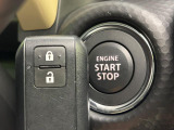 【キーレススタートシステム】カバンやポケットに入れたままでもドアの施錠・解錠が可能なスマートキーを装備。エンジンのオン・オフ時もカギを取り出す必要が無いからとっても便利です♪