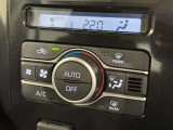 オートエアコン付きなので一度、気温を設定すれば自動的に過ごし易い温度に調整してくれますよ。 車内をいつでも快適空間にしてくれます。