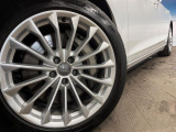 ●純正19インチアルミホイール:輸入車ならではの卓越した走りを支えるホイールと足回りです!日本車の走りに慣れている方にもぜひ体感して頂きたいほど、高いレベルでまとまっています!