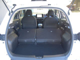 リヤーシートを倒すとさらに荷室のスペースが広くなり大きな荷物も積み込めます。