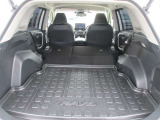 後部座席を倒して、更に大きな荷物や長物を積載する事が可能にまります。