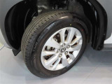 タイヤサイズは205/65R16。純正アルミホイール付き!