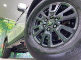 【18インチアルミホイール】外観にマッチしたアルミホイールを装着しております。各種アルミホイールや、スタッドレスタイヤも取扱いしております。是非ご相談ください♪