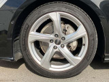 19インチ純正アルミホイール装備 全車両に標準装備の純正アルミホイールは、純正ならではのバランスの良いデザインと、走行安定性をお楽しみ頂けます。