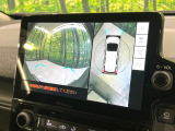 【パノラミックビューモニター】専用のカメラにより、上から見下ろしたような視点で360度クルマの周囲を確認することができます☆死角部分も確認しやすく、狭い場所での切り返しや駐車もスムーズに行えます。