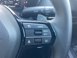オートクルーズなどの操作ボタンもハンドルに装備されています。