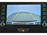 バックガイドモニター(バックモニター)付き。車両後方の映像をナビ画面に表示し、駐車などの後退操作をサポートします。