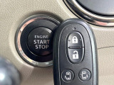 【キーレススタートシステム】カバンやポケットに入れたままでもドアの施錠・解錠が可能なスマートキーを装備。エンジンのオン・オフ時もカギを取り出す必要が無いからとっても便利です♪