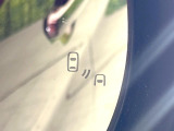 【ブラインドスポットモニター】走行中、ドアミラーの死角になりやすい箇所に後続車が接近するとサイドミラー付近に警告を表示、ドライバーに注意喚起をしてくれます。