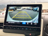 後退時に車両の後ろ側をモニター画面に表示します。車庫入れが苦手な人もこれで安心♪