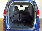 2列目シートを前方に倒して、3列目シートを左右にたたむと広い荷室としてご利用いただけます!