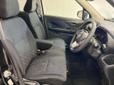 【運転席シート】ゆったりと広々した空間です。ストレスなく運転ができますよ!