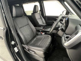 前席はセパレートタイプ!ひじ掛け付で長時間の運転に重宝します!シート位置が高めで乗り降りしやすい!前席はシートヒーター付で寒い季節にありがたい装備です!