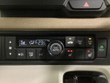セレクトレバーの左上にオートエアコンがついてますので簡単操作で快適に過ごせます。シートヒータースイッチ内蔵で前席の左右別々に2段階で温度設定ができます。