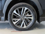 純正のアルミホイール装着車です。タイヤサイズは225/50R18です。