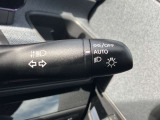 オートライトついてます。思いやりライト機能で夕暮れや雨天時のワイパー使用時に自動でヘッドライトを点灯させます。