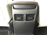 後部座席にもエアコン吹き出し口がしっかり装備されています。
