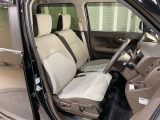 乗降がしやすい運転席。高さが調節できて小柄な方でも運転しやすいポジションをとることができます。