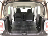 リヤシートを倒せば長尺の荷物も積載可能!
