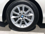 BMW純正16インチホイール。洗練されたデザインで、足元の個性を引き立てます。